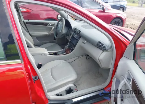 2005 Mercedes-Benz C 240 Luxury 4Matic z USA, uszkodzony, nr VIN WDBRF81J35F571898